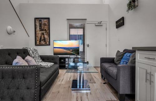 Wilshire Apartamento | Stylish Modern one Bedroom Hollywood Loft With in unite washer dryer & Balcony