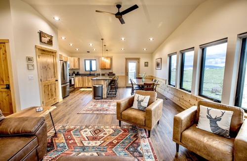 Centennial Casa | Stylish & Modern Retreat by Snowy Range Ski Resort