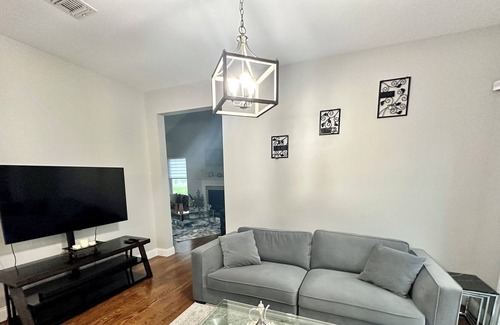 Montgomery Casa | Stylish Modern Retreat: 3.5 Acres + 1 Hour From NYC