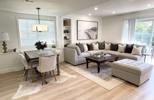 Goleta Casa | Stylish modern townhome Sleeps 6. Close to UCSB Walk to beach/butterfly preserve