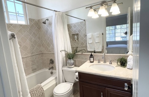 Goleta Casa | Stylish modern townhome Sleeps 6. Close to UCSB Walk to beach/butterfly preserve