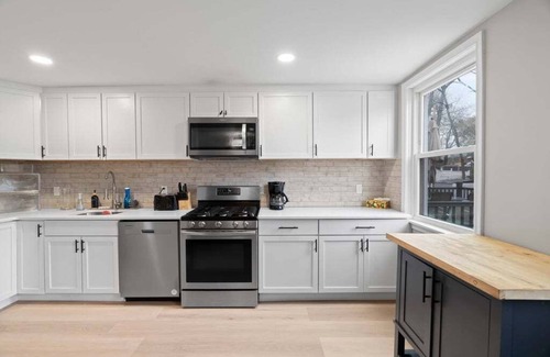 Primos Secane Casa | Stylish Modern Getaway Near Downtown City Center!