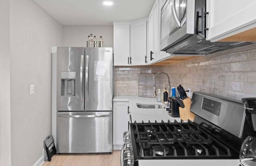 Primos Secane Casa | Stylish Modern Getaway Near Downtown City Center!