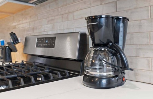Primos Secane Casa | Stylish Modern Getaway Near Downtown City Center!