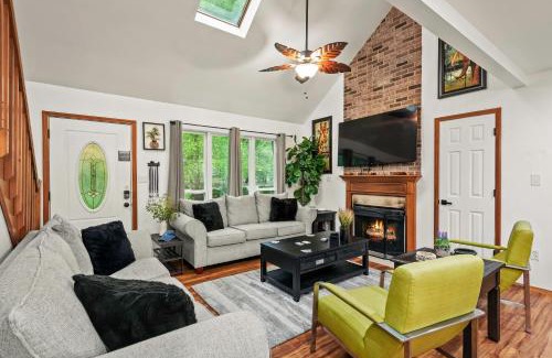 East Stroudsburg Casa | Stylish Mountain Retreat w Hot Tub Firepit Penn Estate Getaway by AvantStay