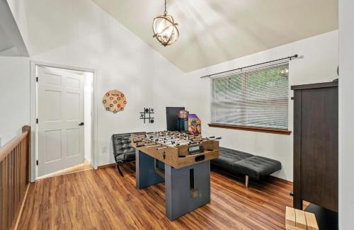 East Stroudsburg Casa | Stylish Mountain Retreat w Hot Tub Firepit Penn Estate Getaway by AvantStay