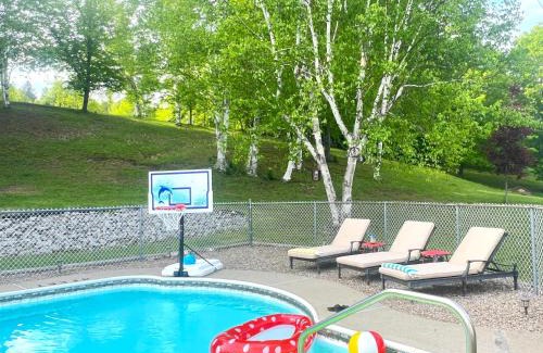 Johnsburg Chalet De Esquí | Stylish Mountain View Chalet with Heated Pool, Large Hot Tub, Playroom & Firepit close to Gore Mountain