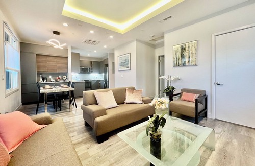 San Tomas Casa | Stylish new 2B2B detached house with a private backyard in a quiet neighborhood