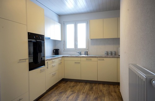 Central Interlaken Apartamento | Elegante apartamento nuevo ubicado a 3 minutos a pie de la estación Interlaken West.