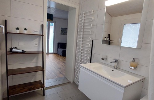 Central Interlaken Apartamento | Elegante apartamento nuevo ubicado a 3 minutos a pie de la estación Interlaken West.
