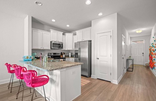 Thomas Drive Casa | Stylish New Build!★3 Miles→Beach★Pool Access