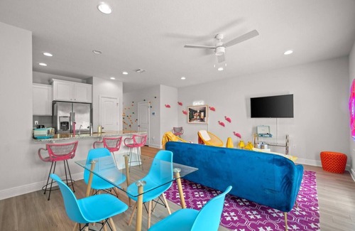Thomas Drive Casa | Stylish New Build!★3 Miles→Beach★Pool Access