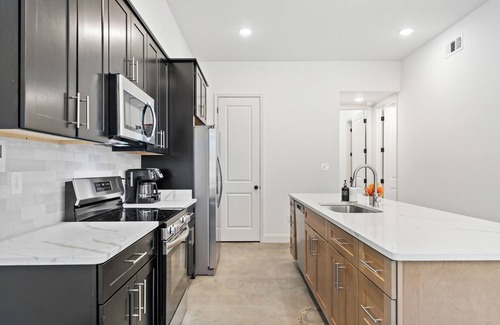 Memphis Casa | Stylish new build 2BR/2BA getaway w/gated parking