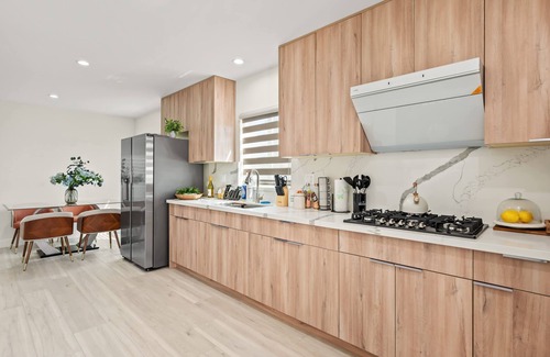 West Covina Casa | Stylish New Home Bright Modern Fully Stocked
