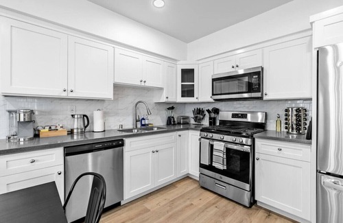 Lynwood Casa | Stylish New home Near DTLA, Disneyland, SOFI