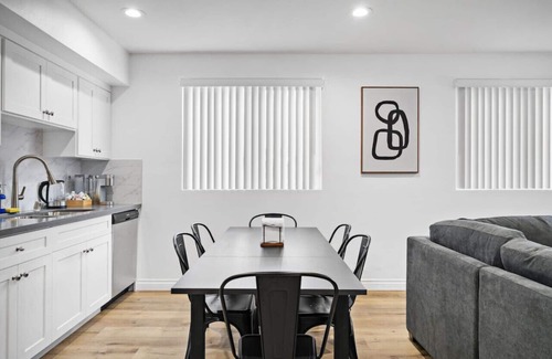 Lynwood Casa | Stylish New home Near DTLA, Disneyland, SOFI