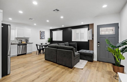 Lynwood Casa | Stylish New home Near DTLA, Disneyland, SOFI