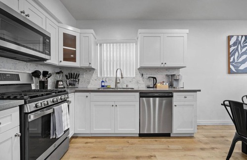 Lynwood Casa | Stylish New home Near DTLA, Disneyland, SOFI