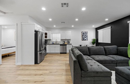 Lynwood Casa | Stylish New home Near DTLA, Disneyland, SOFI