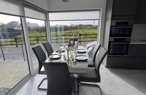Ballyconneely Casa | Stylish newly built house 3 Bedroom and 3 bathroom family & Pet friendly.