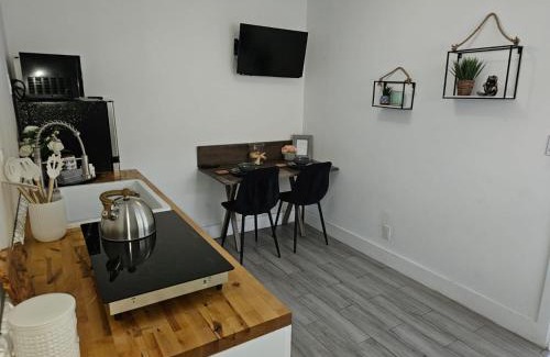 Riverside Park Casa | Stylish & Newly-Renovated Suites near Las Olas