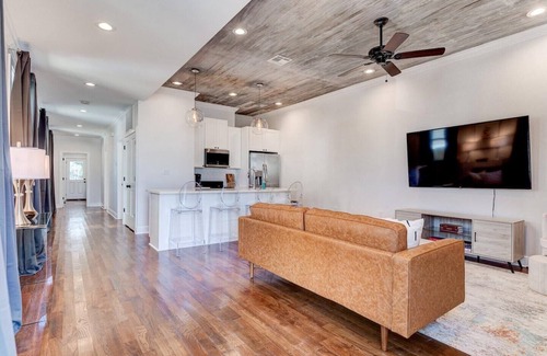 Tulane - Gravier Casa | This house is a 3 bedroom(s), 2 bathrooms, located in New Orleans, LA.