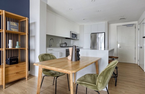West End Apartamento | Stylish North Station 1BR w/ Gym, nr Restaurants & T Stop, by Blueground