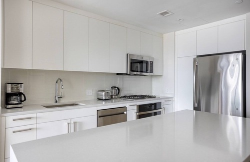 West End Apartamento | Stylish North Station 1BR w/ Gym, nr Restaurants & T Stop, by Blueground