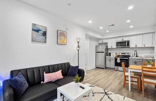Petworth Cama Y Desayuno | Stylish NW DC Unit with Balcony & In-House Services