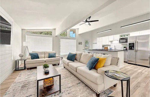 Bella Vista Casa | Stylish NWA pool table, family oasis!