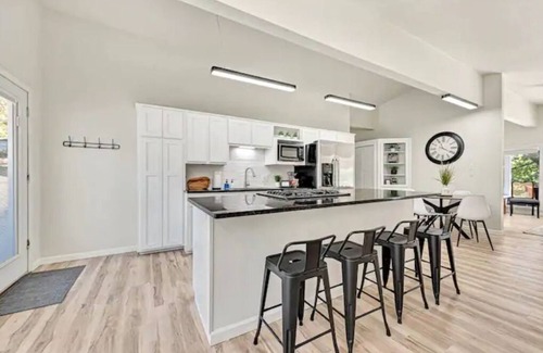Bella Vista Casa | Stylish NWA pool table, family oasis!