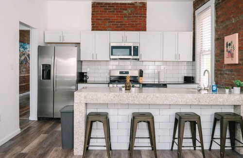 South Oakland Casa | Stylish Oakland Stay for Business & Leisure Private Suites + Shared Common Areas