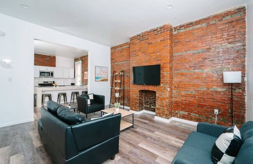 South Oakland Casa | Stylish Oakland Stay for Business & Leisure Private Suites + Shared Common Areas