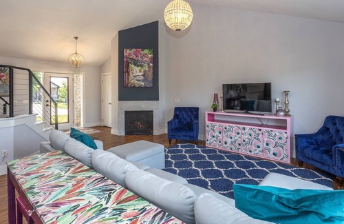 Waukee Casa | Stylish Oasis for Unforgettable Getaways