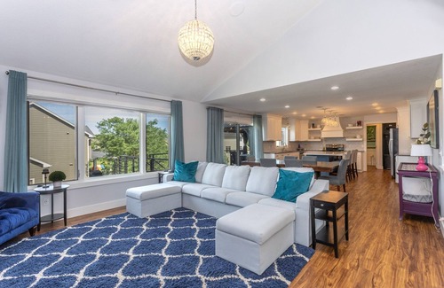 Waukee Casa | Stylish Oasis For Unforgettable Getaways 5 Bedroom Home by RedAwning