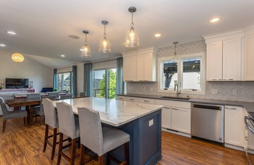 Waukee Casa | Stylish Oasis For Unforgettable Getaways 5 Bedroom Home by RedAwning