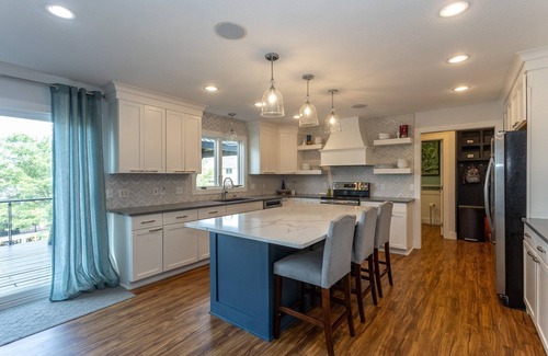 Waukee Casa | Stylish Oasis For Unforgettable Getaways 5 Bedroom Home by RedAwning