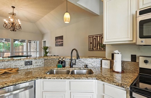 Northwest Carrollton Casa | Stylish Oasis in Carrollton w/ Pool, Big Master,Media Room, Ping Pong Near Ktown