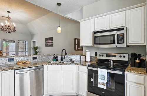 Northwest Carrollton Casa | Stylish Oasis in Carrollton w/ Pool, Big Master,Media Room, Ping Pong Near Ktown