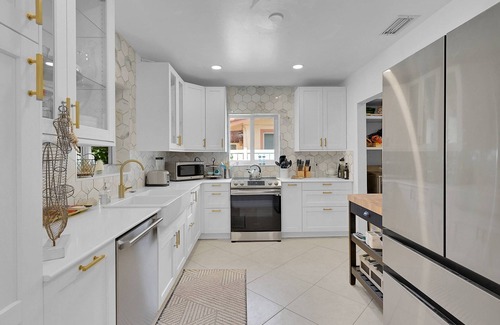 Beachway Estates Casa | Stylish Oasis: Near Attractions, Newly Renovated Home with Modern Amenities, Family and Dog-Friendly