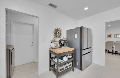 Beachway Estates Casa | Stylish Oasis: Near Attractions, Newly Renovated Home with Modern Amenities, Family and Dog-Friendly