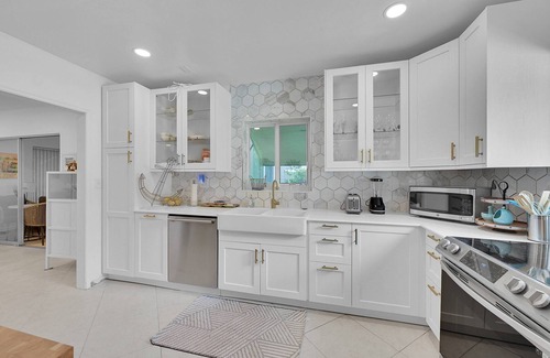 Beachway Estates Casa | Stylish Oasis: Near Attractions, Newly Renovated Home with Modern Amenities, Family and Dog-Friendly