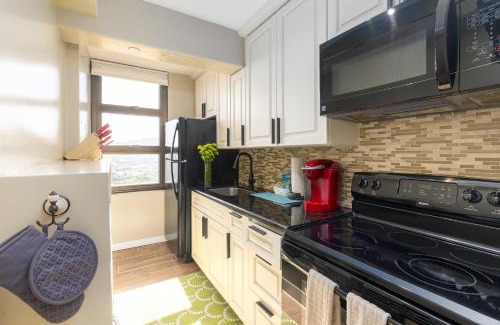 Waikiki Apartamento | Stylish Ocean View Condo Near Waikiki Beach with Free Parking!
