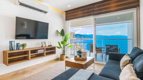 Las Glorias Apartamento | Stylish Oceanfront 2BR - Balcony with Sunset Views, Pools, Beach & Gyms