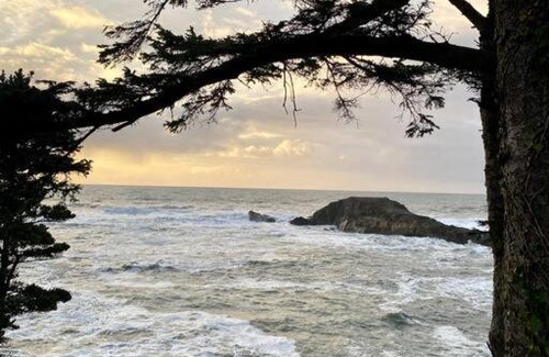 Depoe Bay Casa | Stylish Oceanfront Cottage Overlooking Pirate Cove