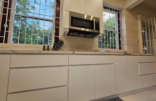 Welches Villa | Stylish Oistins Villa: 2BR, A/C, Full Kitchen, Gated Property, Spacious Garden.