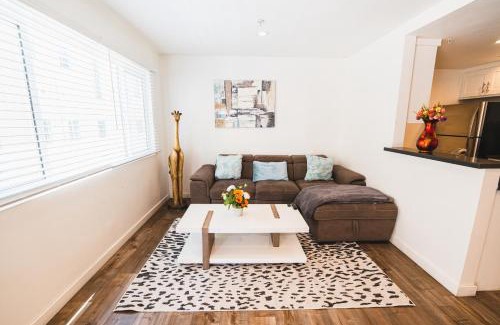 Wilshire Apartamento | Stylish One Bedroom in Hollywood Koreatown Area with Parking