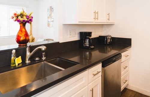 Wilshire Apartamento | Stylish One Bedroom in Hollywood Koreatown Area with Parking