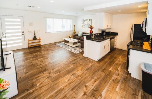 Wilshire Apartamento | Stylish One Bedroom in Hollywood Koreatown Area with Parking