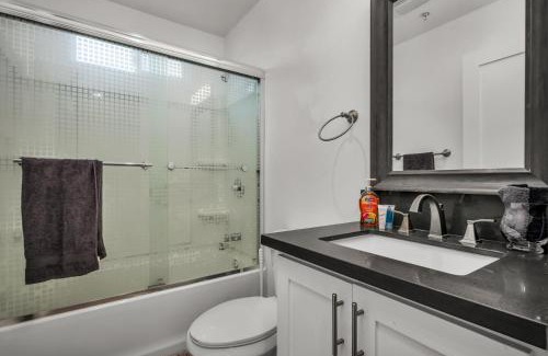 Wilshire Apartamento | Stylish One-Bedroom Retreat with Central AC & Free Parking in the Heart of Hollywood